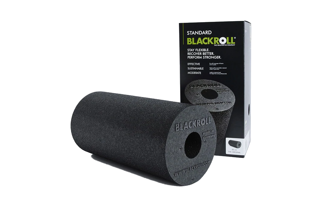 Blackroll STANDARD Faszienrolle schwarz Rolle neben Verpackung
