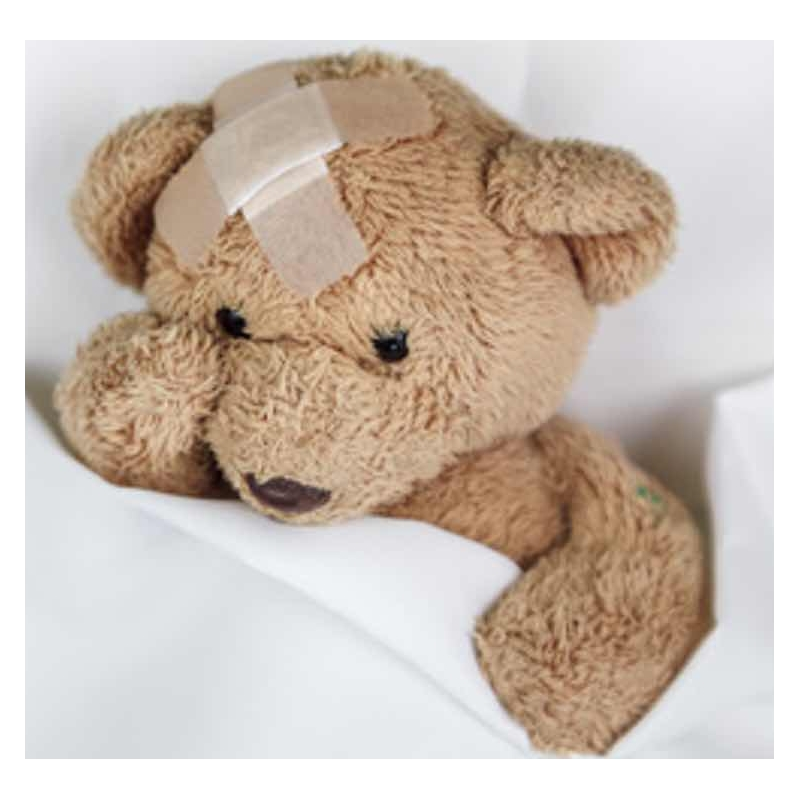 Mikros Pflaster A1014 gekreuzt am Kopf eines Teddybären